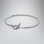 Ženska narukvica od srebra sa okruglom T kopčom