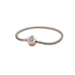 Ženska narukvica sa rose gold pozlatom i kopčom u obliku male krunice