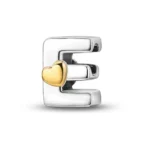 Privjesak za narukvicu, slovo E sa srcem